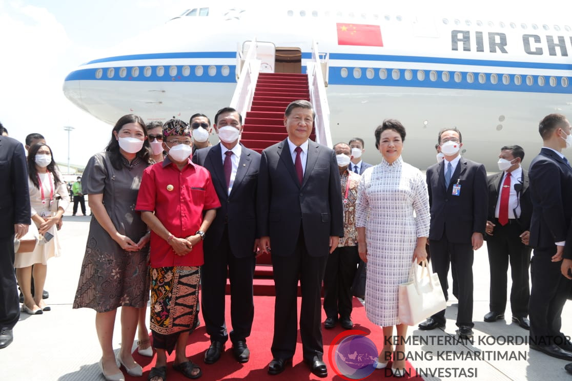 Menko saat mengantar Presiden dan Ibu Negara RRT di Bandara Ngurah Rai