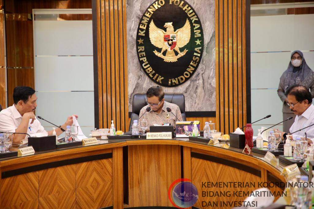 Menko Marves pada Rapat Koordinasi Tingkat Menteri Pembahasan Pendekatan Hukum Administrasi dalam Penyelesaian Masalah Pengelolaan Kelapa Sawit di Kemenko Polhukam