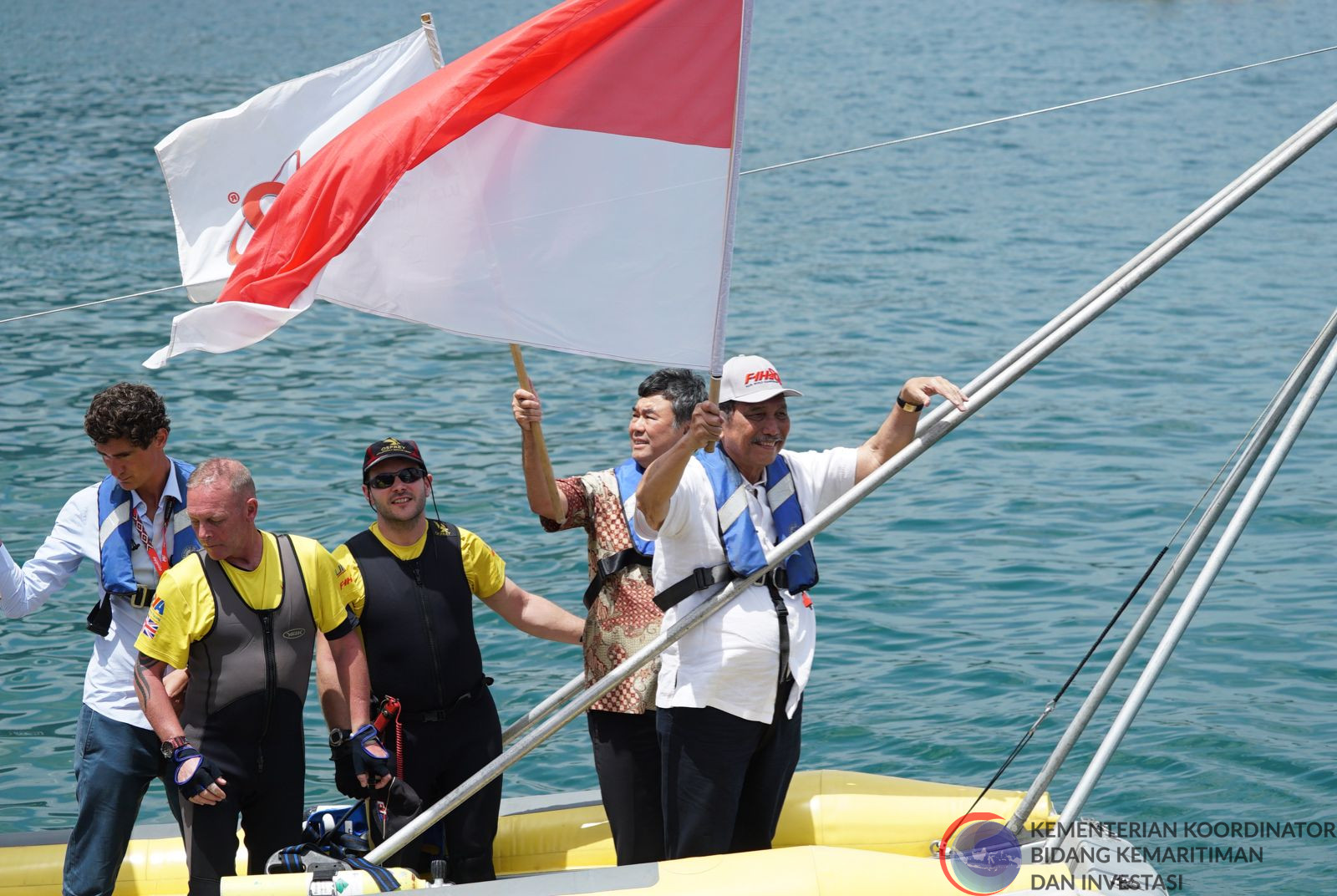 Menko Marves mengibarkan bendera merah putih dan menyaksikan Hit Race 1 F1H20 di Balige, Munggu