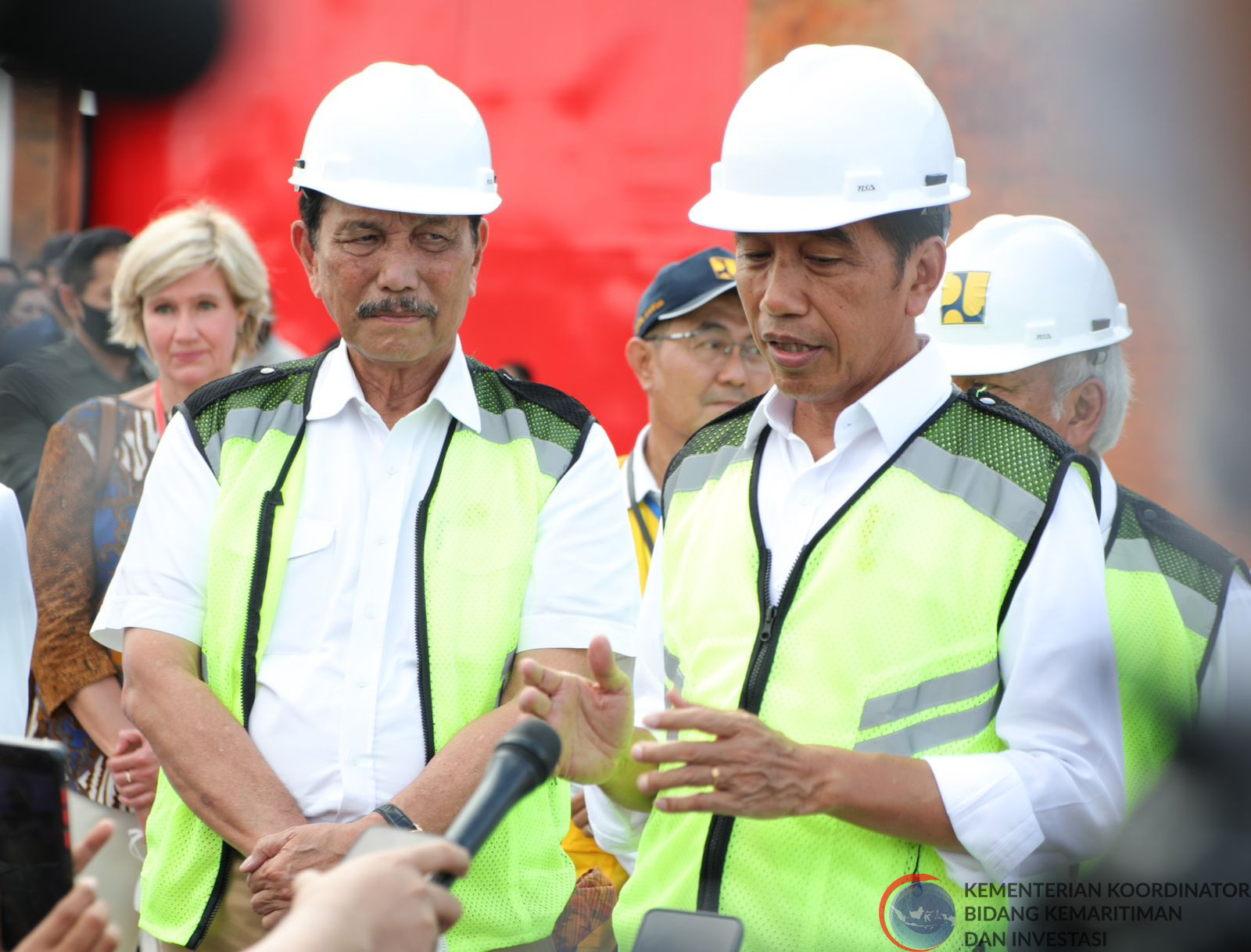 Menko Marves mendampingi Presiden Joko Widodo meresmikan Tempat Pengolahan Sampah Terpadu (TPST) Kesiman Kertalangu