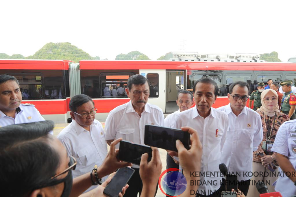 Menko Marves Luhut Binsar Pandjaitan menghadiri Peresmian Jalur Kereta Api Makassar - Parepare sekaligus Kunjungan ke UMKM di Stasiun Rammang Rammang