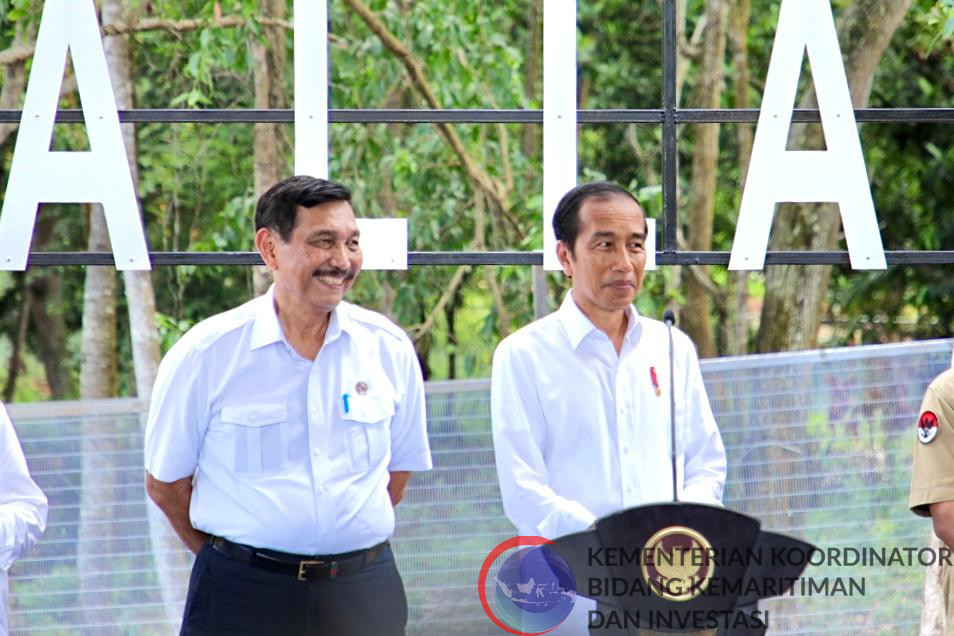 Menko Marves, Luhut Binsar Pandjaitan mendampingi Presiden Joko Widodo dalam peresmian Taman Kehati Sawergading Wallacea