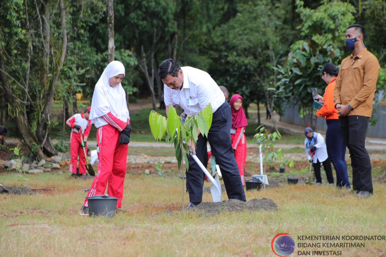 Menko Marves mendampingi Presiden RI menanam Bibit Pohon Ebony di Taman Kehati Sariwegading Walace, Sorowako