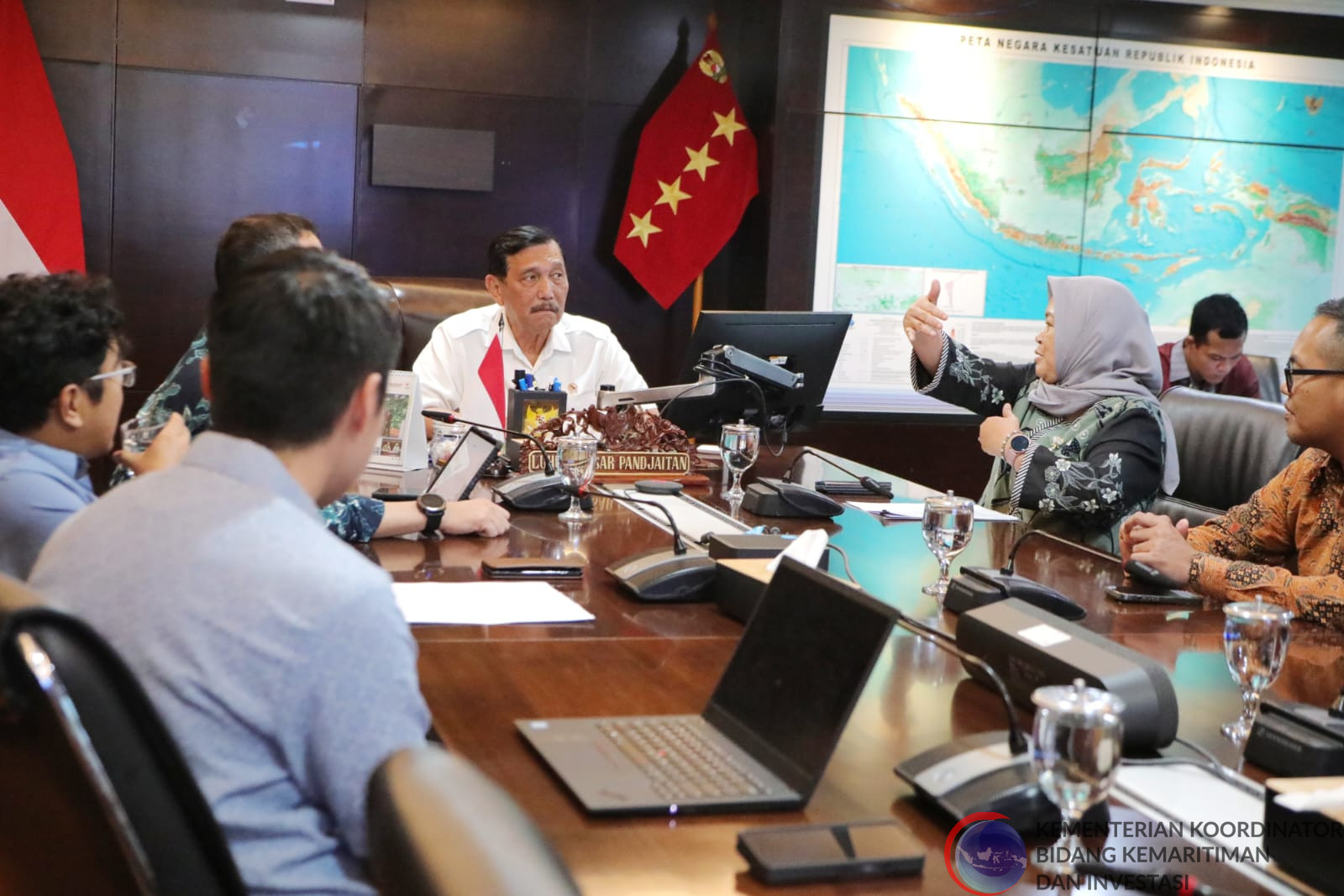 Menko Luhut Gelar Rapat Mengenai Climate Change