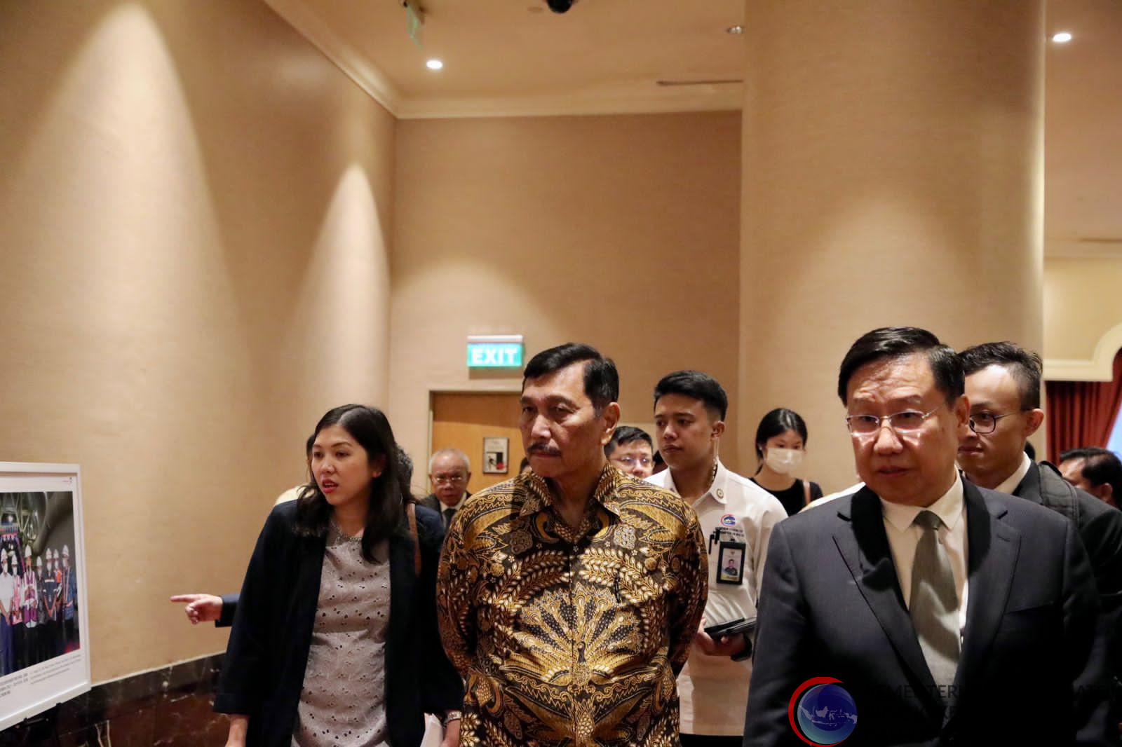 Menko Marves Luhut Binsar Pandjaitan Melakukan Kunjungan  ke Sichuan Photo Exhibition di Jakarta