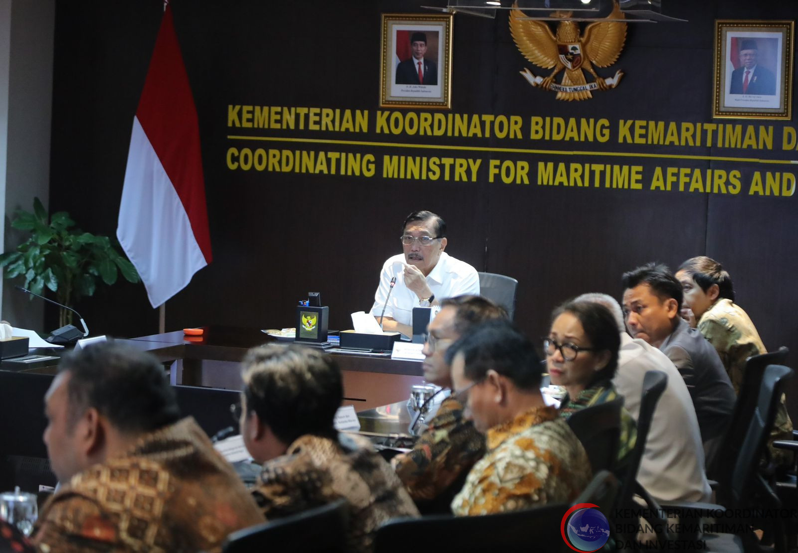 Menko Marves Melakukan Rakor Tim Pengarah dan Tim Pelaksana Satgas Tata Kelola Industri Kelapa Sawit dan Optimalisasi Penererimaan Negera di Kantor Maritim