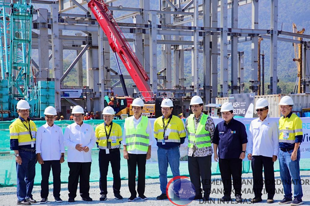 Menko Luhut Dampingi Presiden Jokowi Tinjau pabrik smelter PT Amman Mineral Nusa Tenggara di NTB