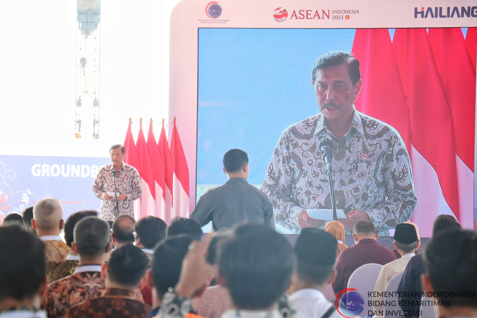 Menko Luhut Dampingi Presiden Jokowi pada Groundbreaking Pabrik Foil Tembaga PT Hailiang Nova Material Indonesia