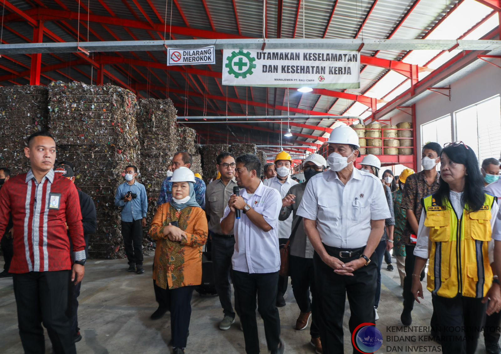 Menko Luhut Kunjungi TPST Kesiman Kertalangu, Bali