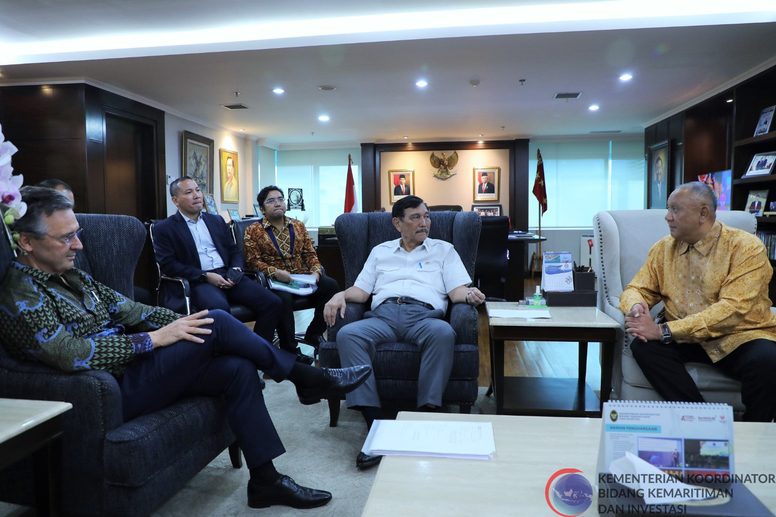 Menko Luhut Meeting dengan Mr. Nick O'Donohoe (CEO British International Investment) di Kantor Marves