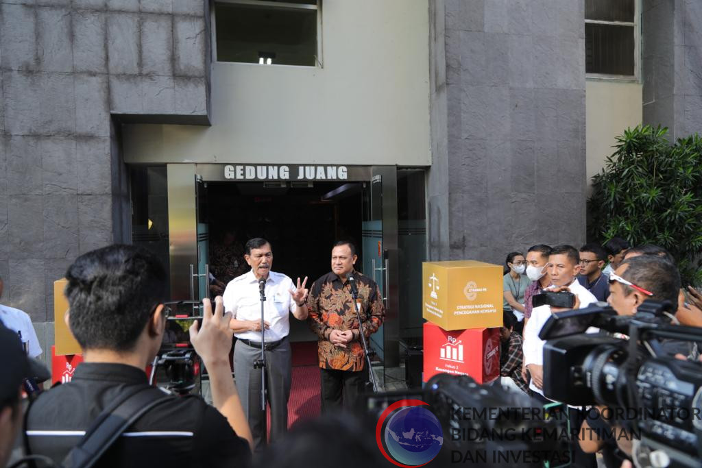 Menko Luhut sebagai Keynote Speaker dalam Webinar “Kok Bisa, Rapor Logistik Turun Saat Pelabuhan di Indonesia 20 Besar Terbaik Dunia” di Gedung Juang, KPK