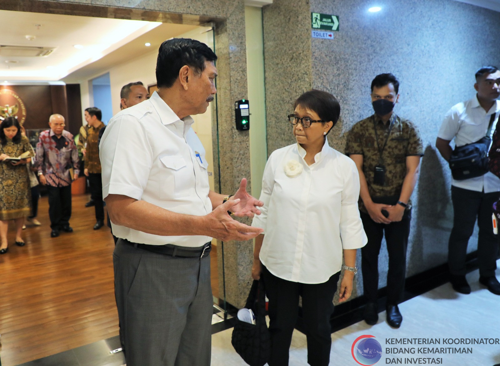 Menko Luhut Meeting dengan Menteri Luar Negeri di Kantor Maritim