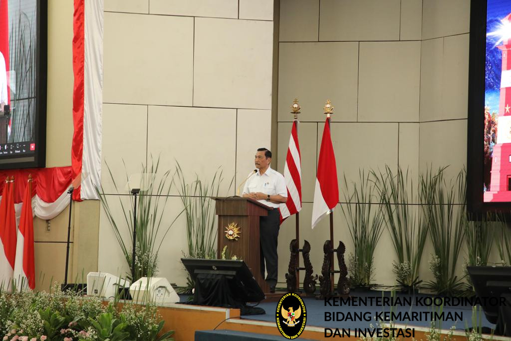 Jadi Pembicara Seminar Nasional, Menko Luhut Ajak TNI-AL Wujudkan Ekonomi Biru