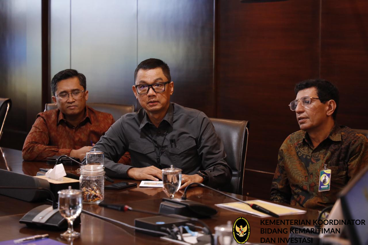 Menko meeting Pembahasan Penyesuaian TKDN Pembangunan PLTS di IKN di Kantor Maritim