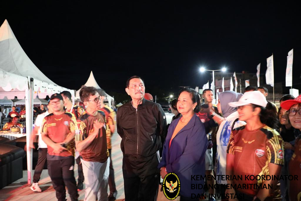 Menko Luhut Melepas peserta Marathon Kaldera Tobamar Festival , Balige