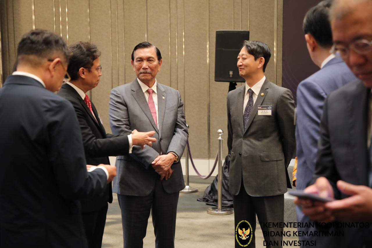 Menko Memberikan Sambutan pada Indonesia-Korea Business Roundtable dan Menyaksikan MoU B2B RI-ROK di Langham Hotel