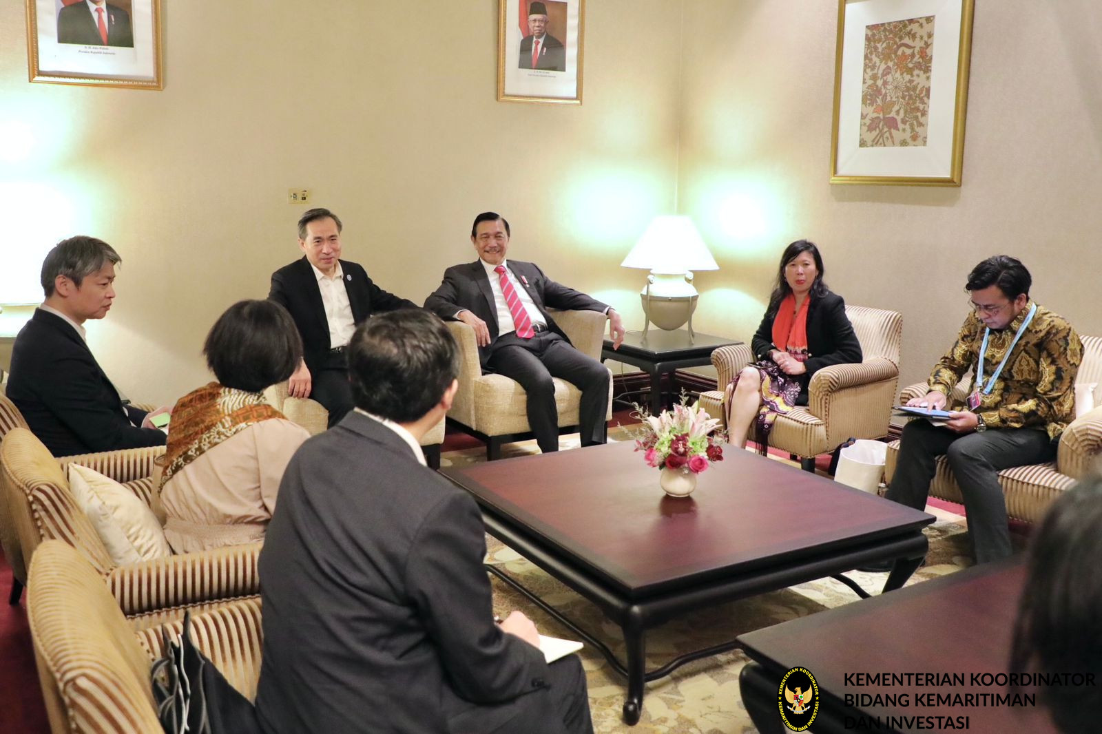 Menko Luhut melaksanakan Courtesy dengan Mr. Ren Hongbin (Chairman of CCIPT) di Shangri-La Hotel Jakarta