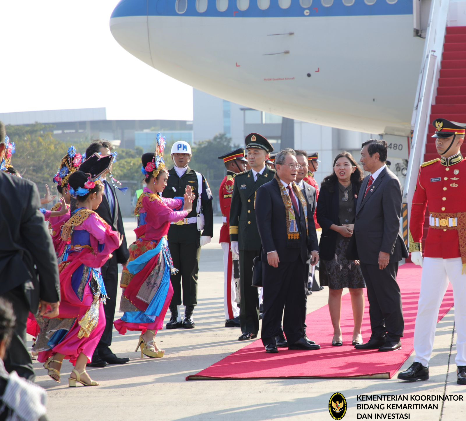 Menko Luhut menyambut Perdana Menteri RRT di Bandara Soekarno Hatta