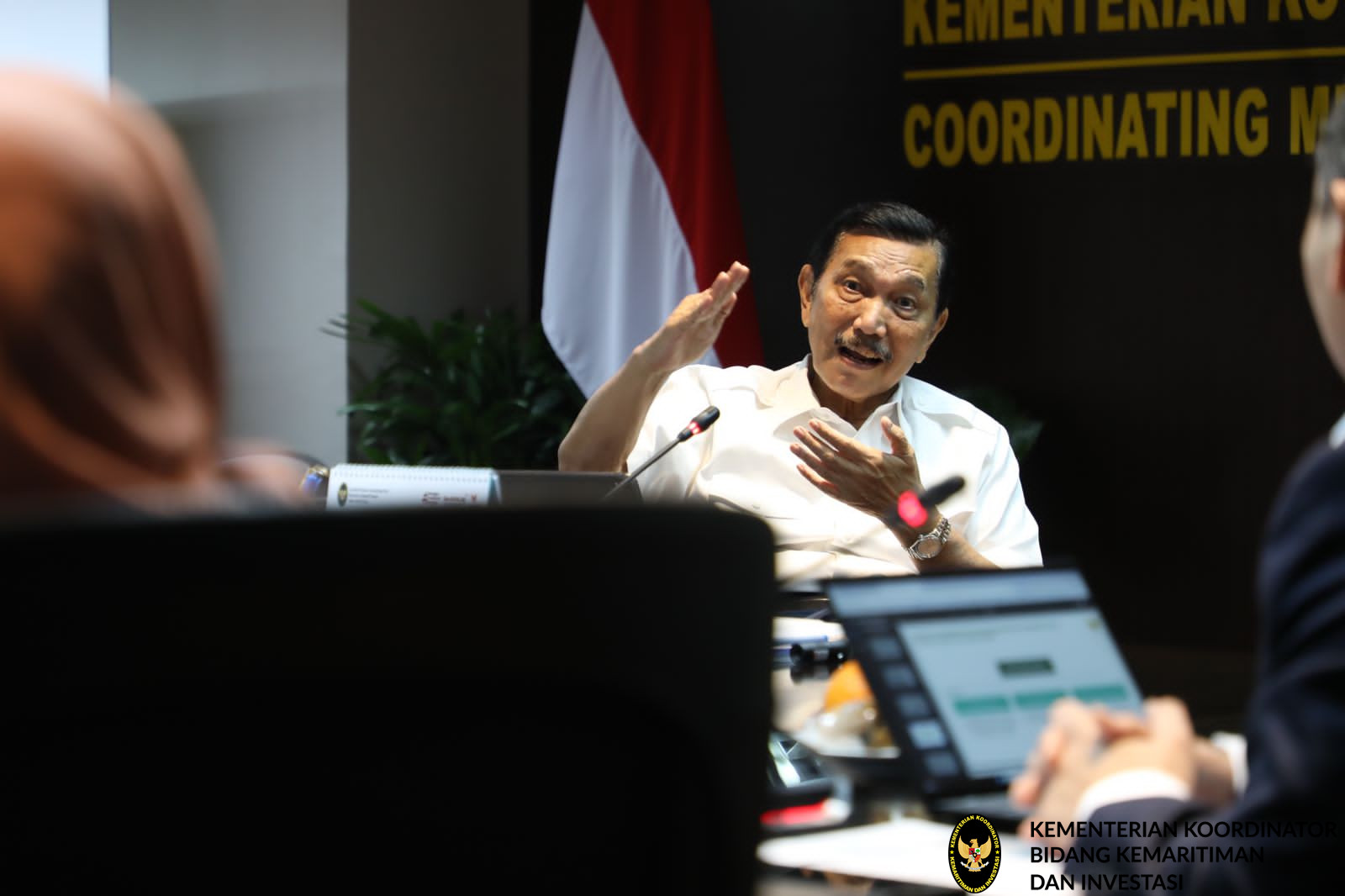 Menko Luhut memimpin Rakor Kualitas Udara di Kantor Marves, Jakarta