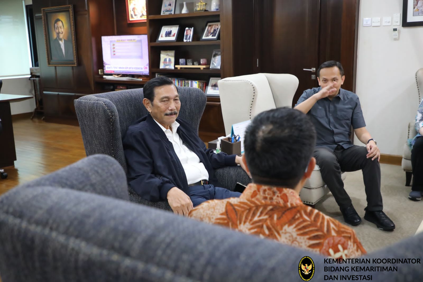 Menko Luhut Meeting w/ Pak Marshall Pribadi (CEO Privy Indonesia) di Kantor Marves