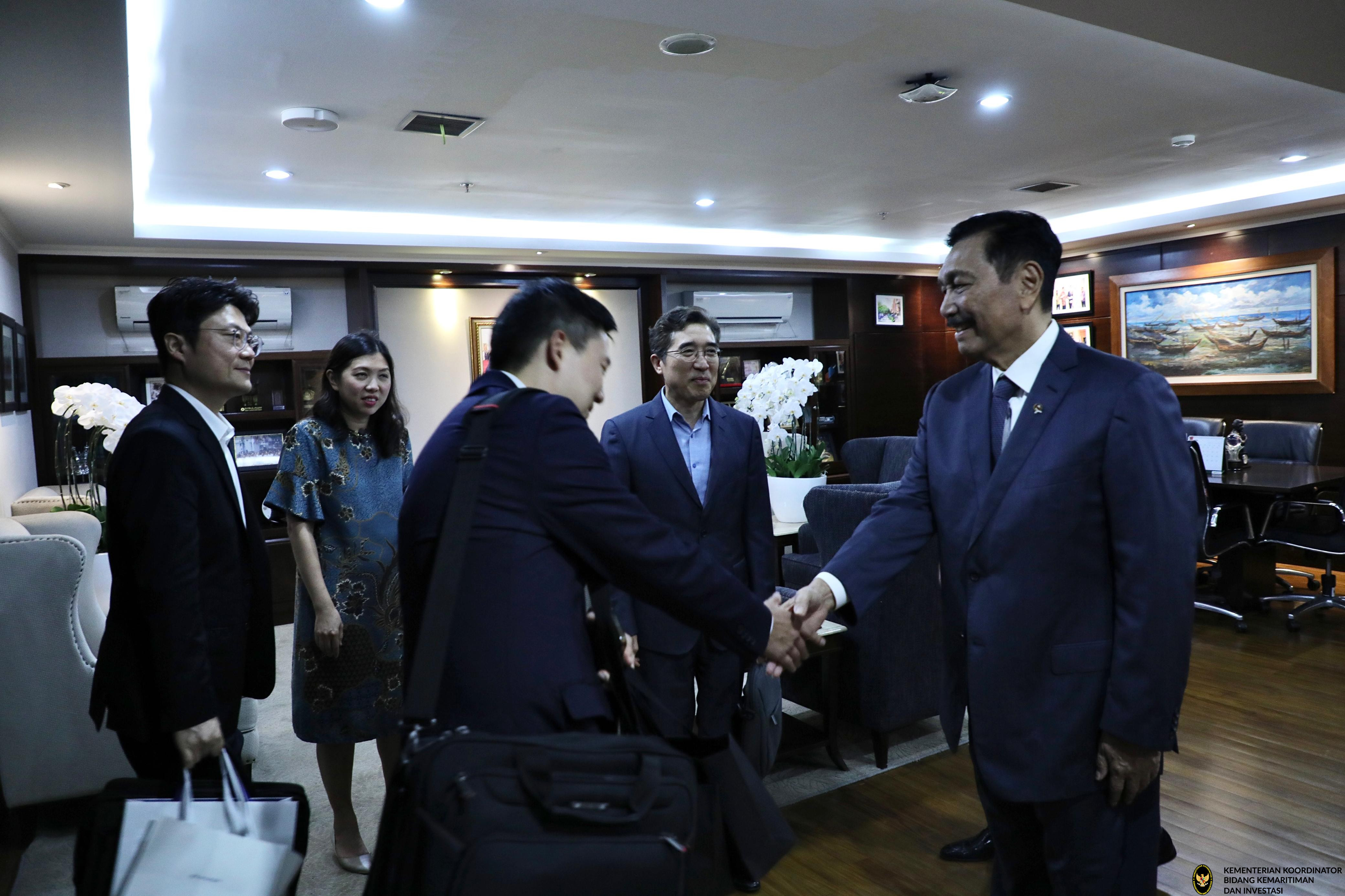 Menko Luhut Meeting dengan Hyundai Indonesia di Kantor Maritim