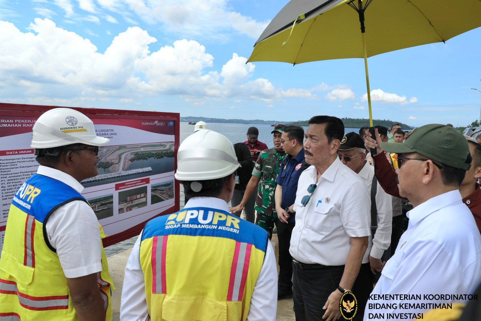 Menko Luhut Peninjauan Dermaga Logistik IKN, Kalimantan Timur