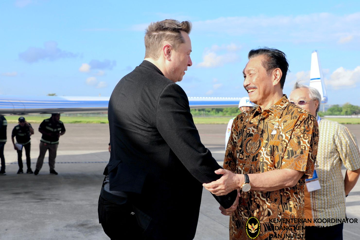 Menko Luhut Menyambut Kedatangan Elon Musk di Bandara Ngurah Rai