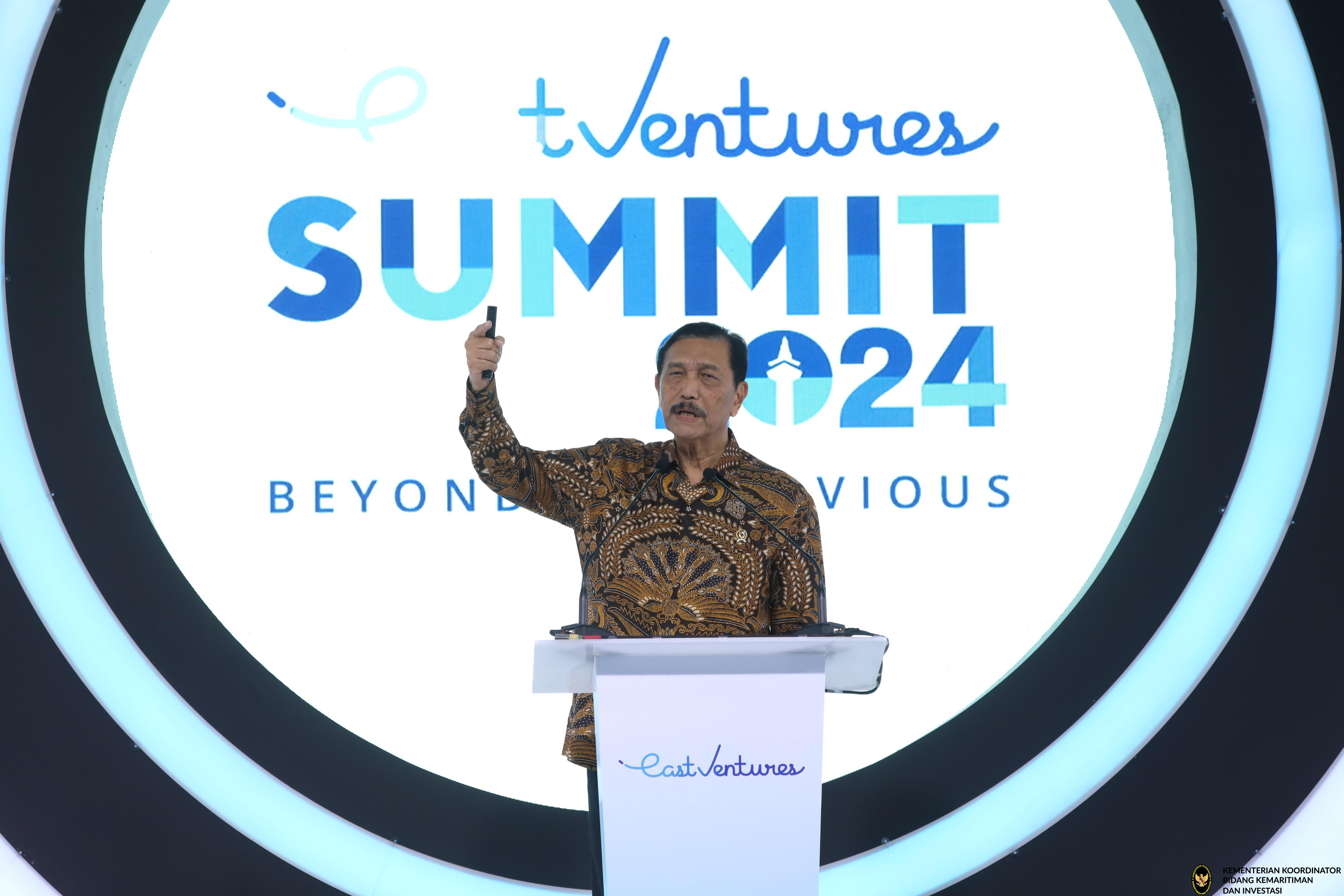 Menko Luhut Memberikan Pidato Pembukaan Acara East Ventures Summit 2024 (Limpahan Presiden RI) di Hotel Fairmont Jakarta