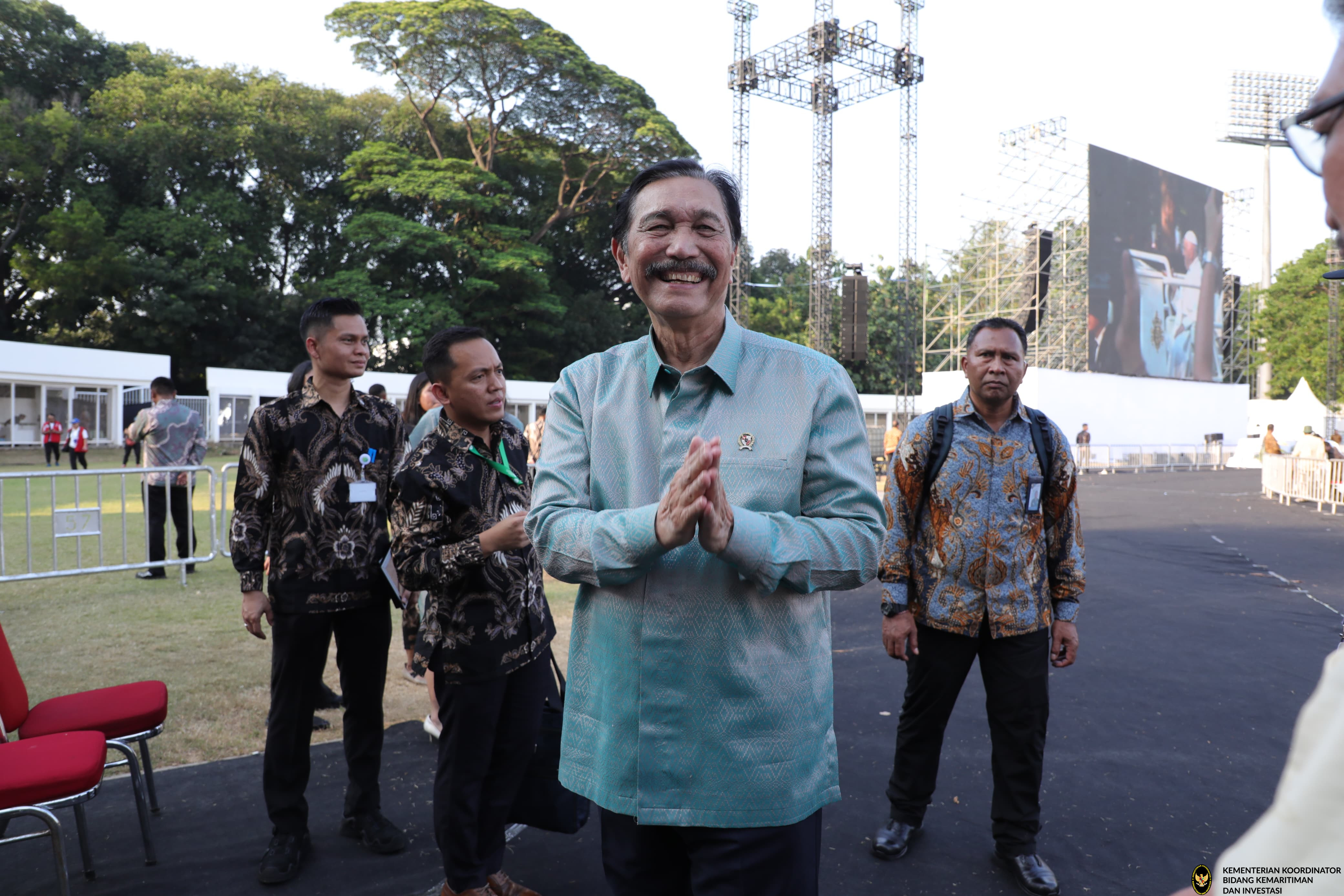 Menko Luhut Sambut Paus Francis, di Gelora Bung Karno, Jakarta