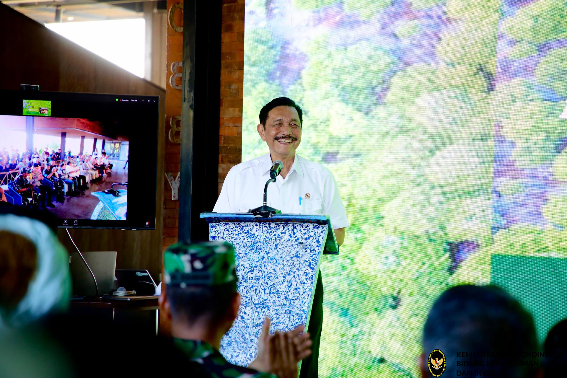 Menko Luhut dalam Ceremony Penanaman Bibit Mangrove yang telah diberkati Pope di Bali