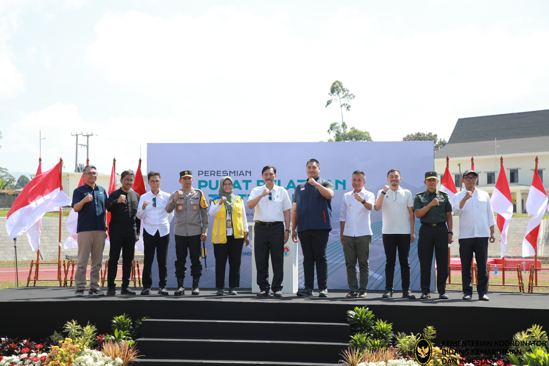 Bersama Menpora, Menko Luhut Resmikan Pusat Pelatihan Atletik Pangalengan