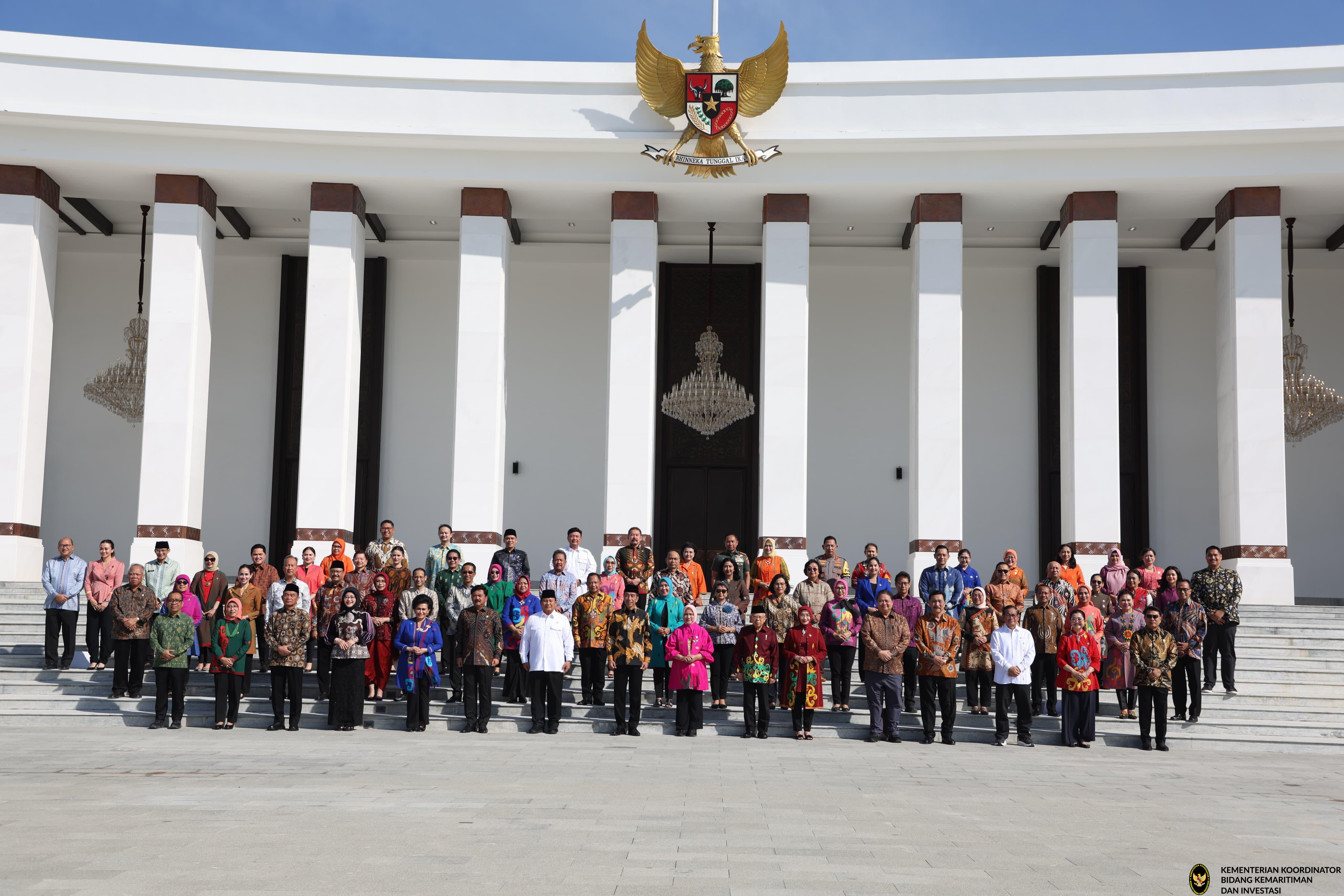 Menko Marves pada sesi foto bersama Presiden, Wapres, Kabinet Indonesia Maju, dan OASE di Istana Negara IKN