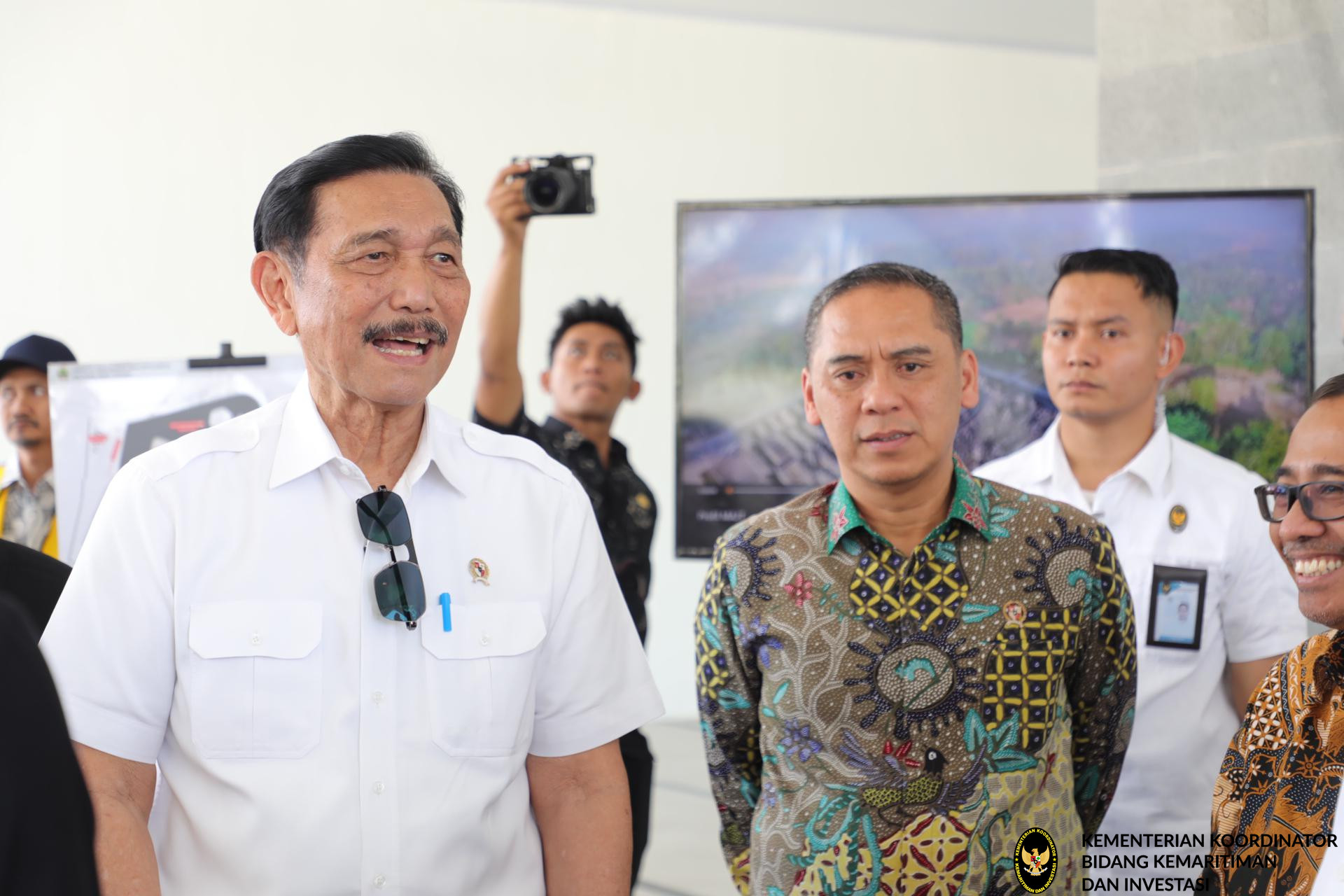 Menko Luhut meninjau Masjid Agung Jawa Tengah di Magelang