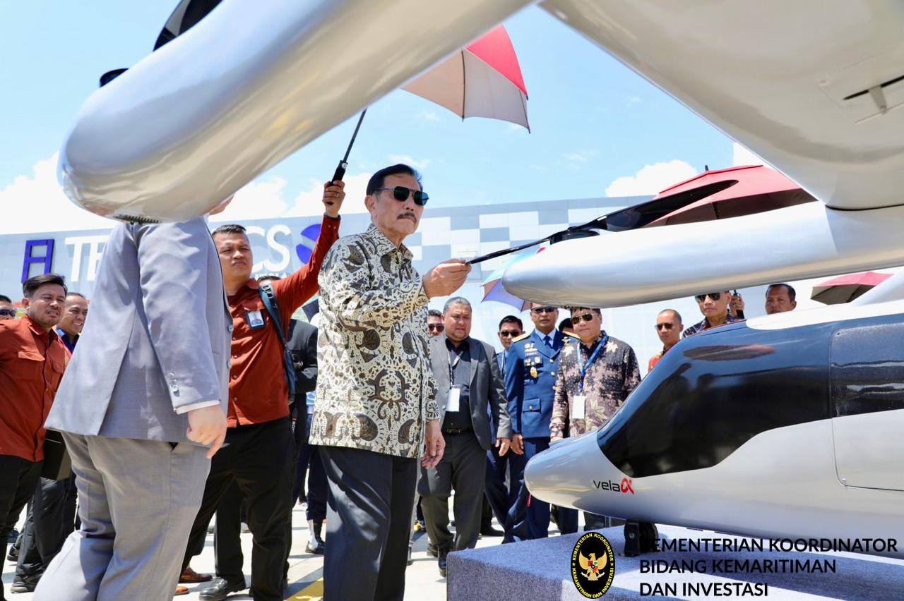 Menko Luhut Kunjungi exhibition  Pesawat di Hanggar Ngurah Rai Airport  pada Bali Airshow 