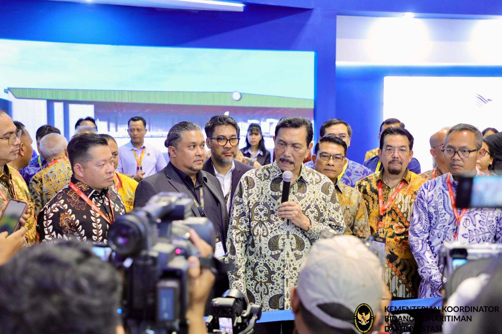 Menko Luhut menyaksikan Ceremony MoU between PT. Arta Hanggar Indonesia dan PT. Garuda Maintenance Facility Aero Asia Tbk  dilanjutkan dengan doorstop media di Booth Garuda Indonesia, Bali Airshow 