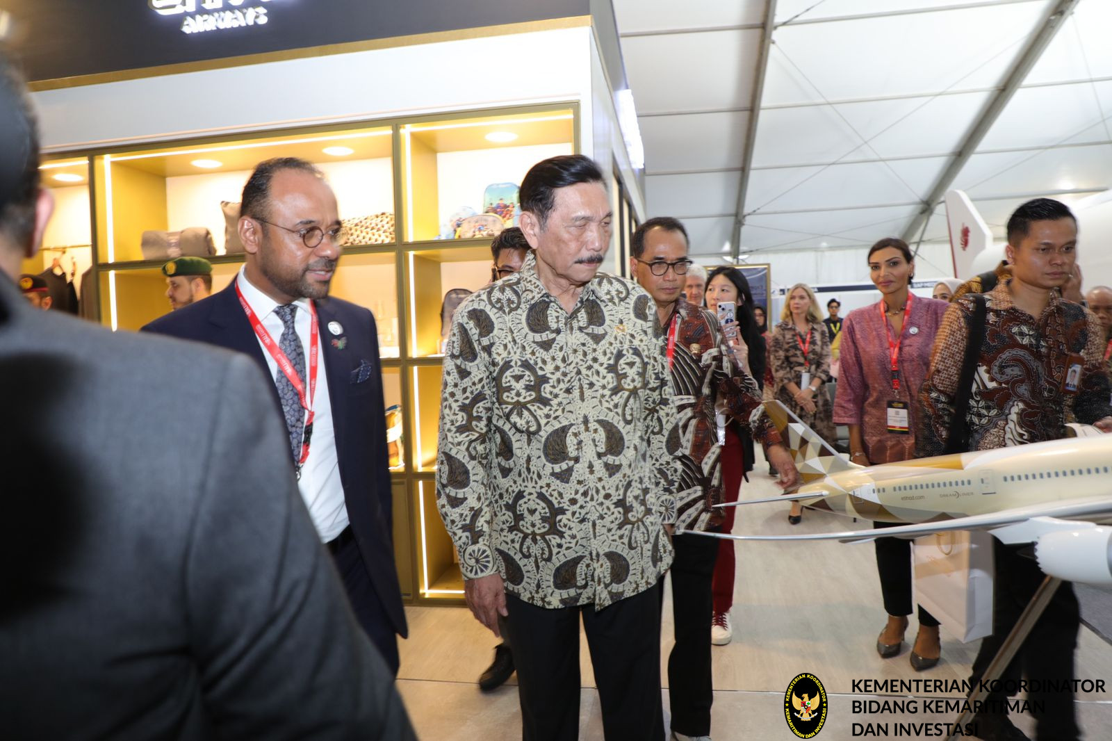 Menko Luhut Kunjungi Beberapa Booth Exhibition di Bali Airshow 