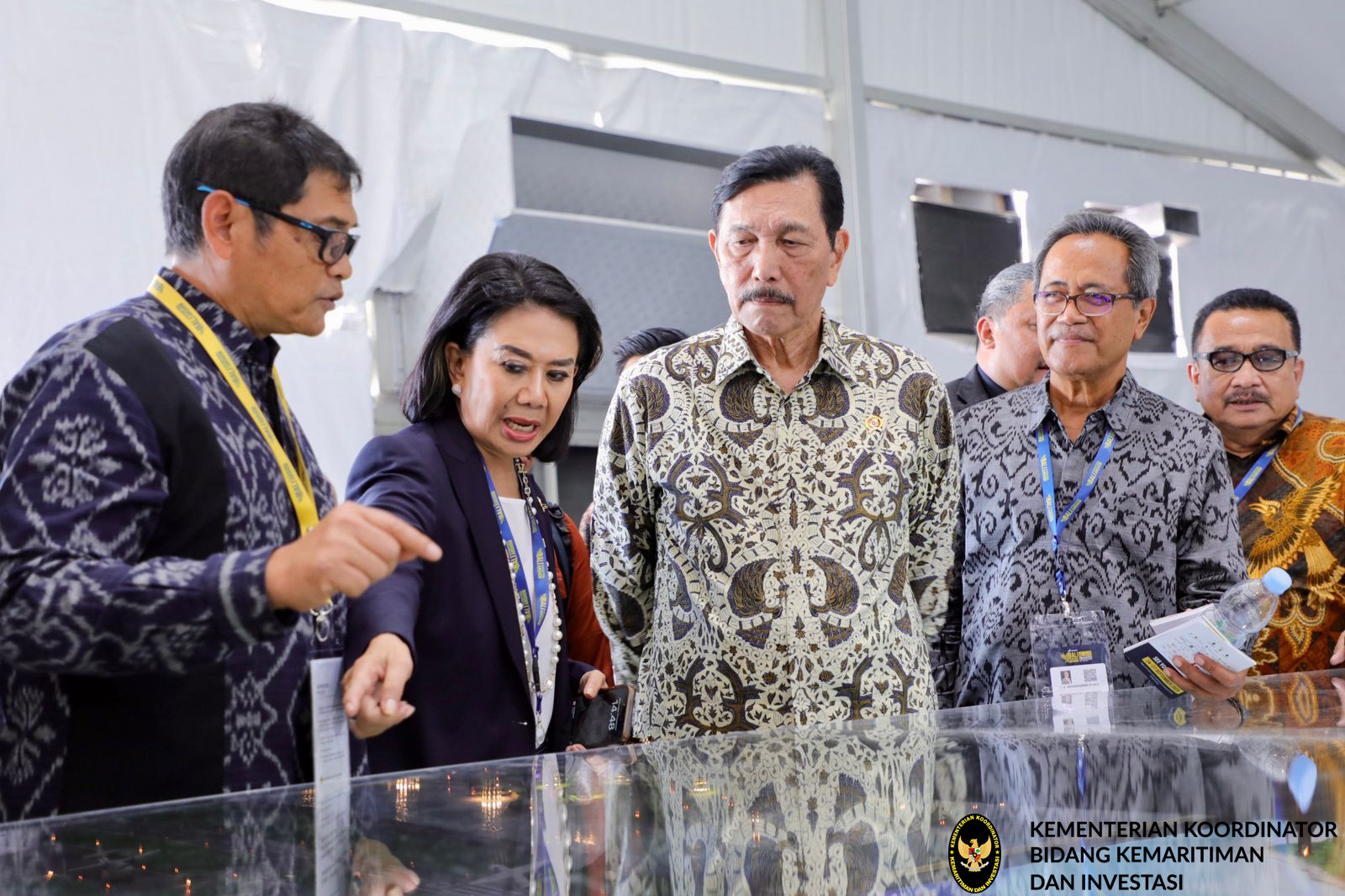 Menko Luhut Kunjungi Booth PT Dirgantara Indonesia