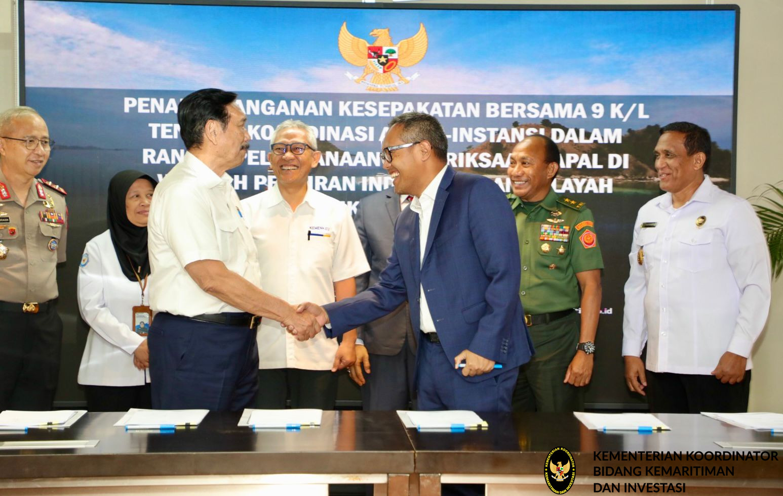 Menko Luhut menyaksikan Penandatanganan Kesepakatan Bersama Standar Operasional Prosedur (SOP) Kordinasi Pemeriksaan Kapal di Indonesia dan Wilayah Yuridiksi Indonesia oleh 9 Kementerian/Lembaga